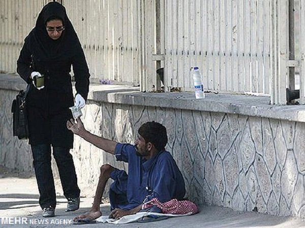 مشاغل آنسوی چراغ قرمز/ کیسه گدایان برای پول توجیبی دانش آموزان