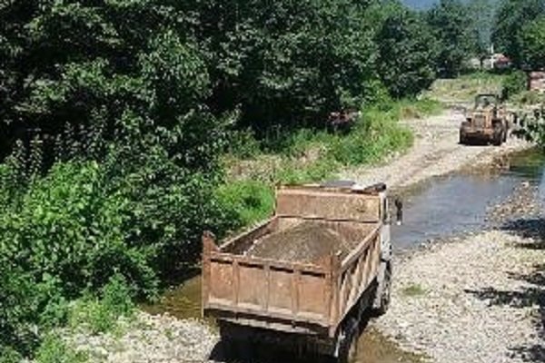مرداب فرجام رودخانه های مازندران/ ماسه خواری در سواحل