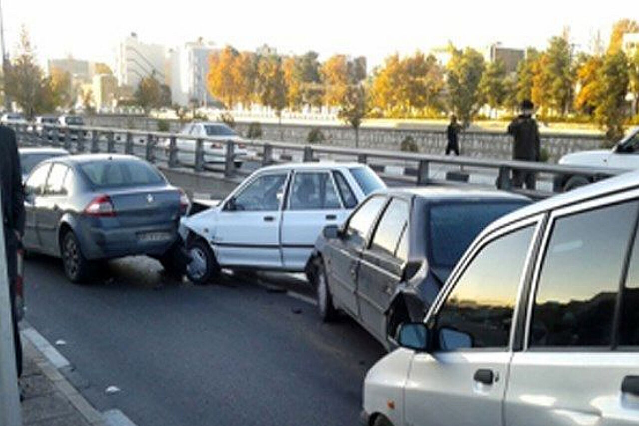 گازوئیل ‌پاشی جاده، علت وقوع تصادف‌های زنجیره‌ای در کندوان