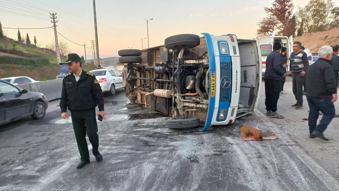 واژگونی مینی بوس در نکا ۲۱ مصدوم برجا گذاشت/ سانحه رانندگی در جاده بهشهر با ۱۳ مصدوم